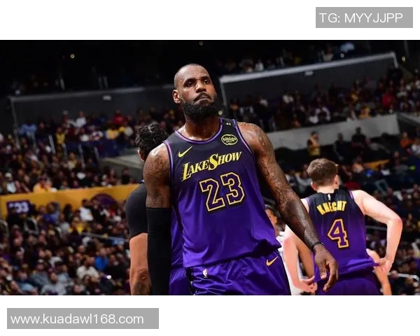 湖人主场惨败雄鹿，詹皇场上怒吼：谁为失利负责？